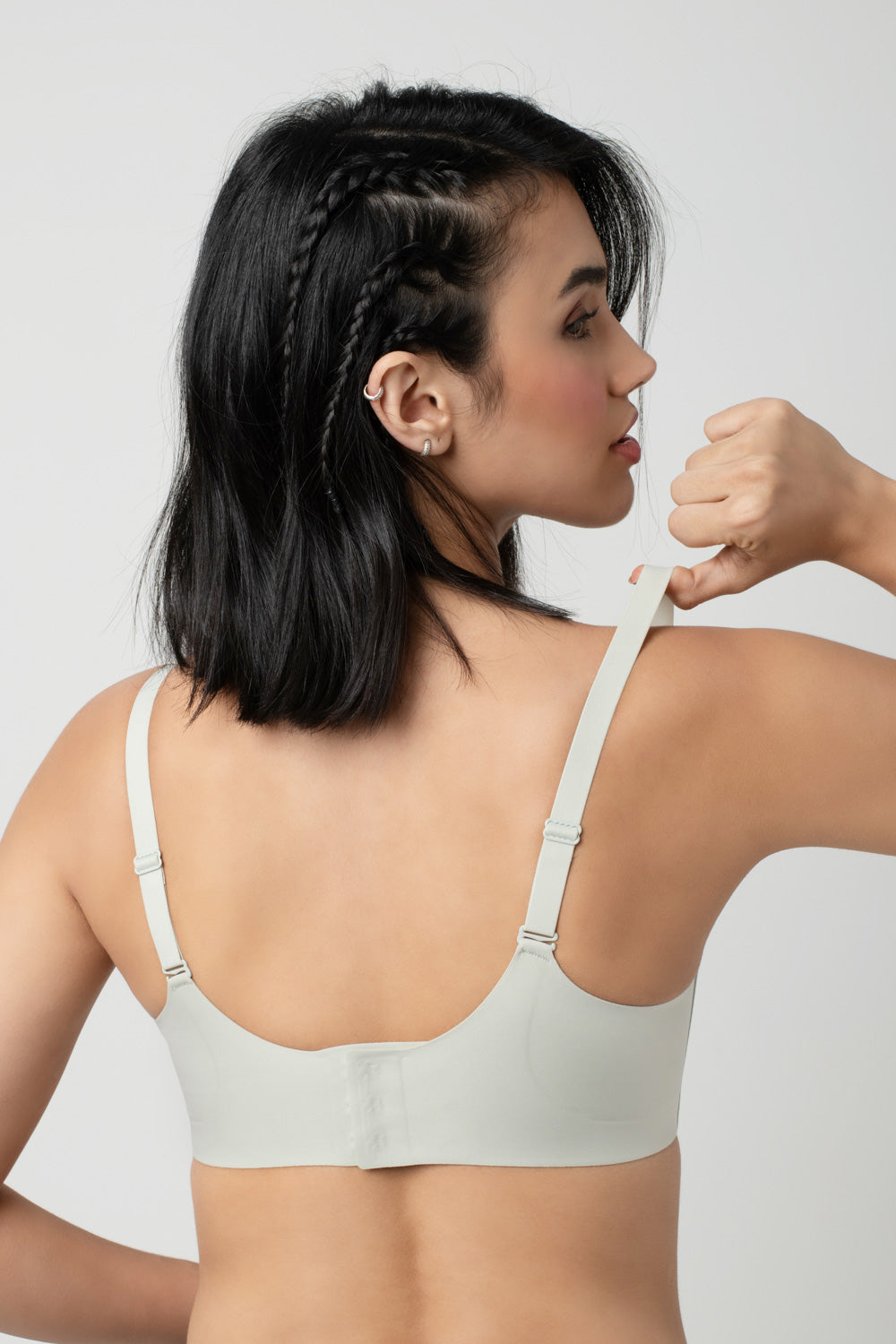 Taylor | Non padded bra with front detail and nipple cover